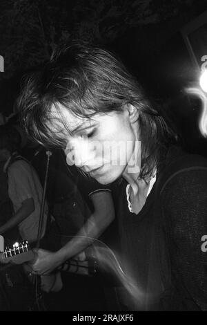 Annie Holland bassiste d'Elastica jouant un concert très tôt chaotique au légendaire TJS à Newport, pays de Galles, Royaume-Uni le 23 février 1994. Photo : Rob Watkins Banque D'Images