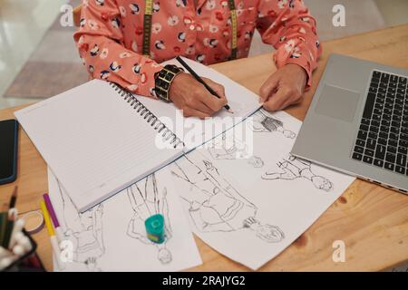 Créatrice de mode travaillant à son bureau pour planifier le travail de la semaine Banque D'Images