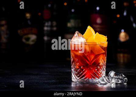 Boisson alcoolisée espresso Negroni au gin sec, vermouth rouge et amer rouge, liqueur d'espresso et de café, tranche d'orange et glaçons. Ba noir Banque D'Images