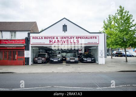 Londres - juin 2023 : Rolls Royce et Bentley concessionnaire automobile spécialisé à Hanwell W7 ouest de Londres Banque D'Images