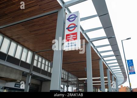 Londres - juin 2023 : Ealing Broadway Station. Gare ferroviaire dans l'ouest de Londres reliant la Great Western Mainline et London Under Banque D'Images