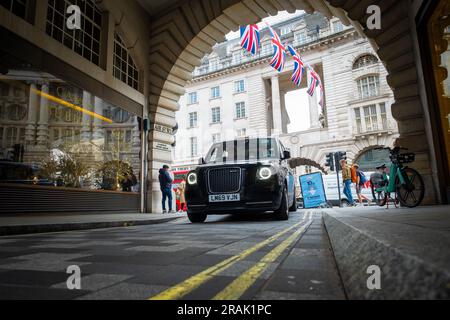 Londres - juin 2023 : scène de rue londonienne au large de Regent Street dans le West End, rue emblématique et destination shopping Banque D'Images