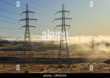 Pylônes électriques à haute tension par un matin brumeux et glacial, photographiés près de la centrale électrique Ohau B près de Twizel, en Nouvelle-Zélande Banque D'Images