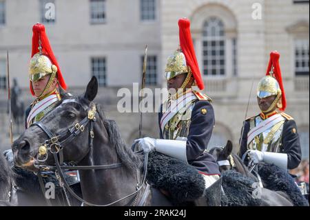 Londres, Royaume-Uni. Membre de la Household Cavalry (Blues and Royals) quittant Horse Guards Parade après le changement quotidien de la garde de la vie des Kings Banque D'Images