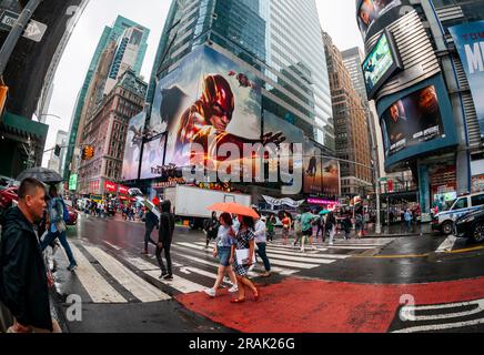 Publicité pour la Warner Bros. PicturesÕ ÒThe Flash Worlds CollideÓ film dans Times Square à New York mardi, 27 juin 2023. (© Richard B. Levine) Banque D'Images