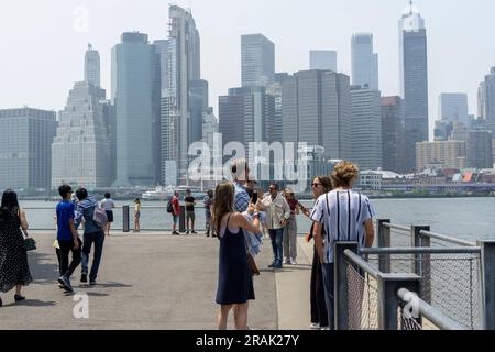 Brume fumée à travers le port de New York samedi, 1 juillet 2023. La fumée des feux de forêt canadiens se propage vers le sud dans tout le Nord-est, ce qui entraîne des problèmes de qualité de l'air malsains Banque D'Images