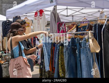 Samedi, 1 juillet 2023, les clients parcourent des marchandises d'occasion sur un marché aux puces situé dans le quartier de Dumbo à Brooklyn, à New York. (© Richard B. Levine) Banque D'Images