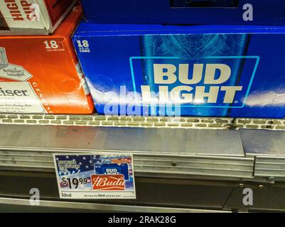 Jour de l'indépendance vente de Budweiser et Bud Light dans un supermarché, à New York, vendredi, 30 juin 2023. (© Richard B. Levine) Banque D'Images