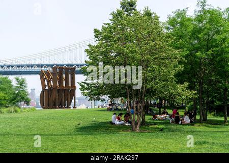 Le « TERRAIN » de Nicholas Galanin est exposé dans le Brooklyn Bridge Park à Brooklyn, à New York, vu samedi, 1 juillet 2023. La sculpture massive de 30 pieds utilise le même acier que celui utilisé pour construire les États-Unis Mur frontalier mexicain qui évoque la « TERRE » évocatrice de la sculpture D'AMOUR de Robert Indiana (© Richard B. Levine) Banque D'Images