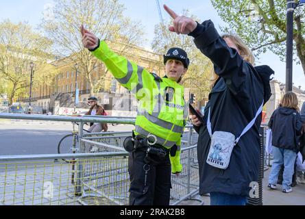 Londres, Royaume-Uni. Femme officier de police métropolitaine donnant des instructions à Whitehall, Westminster Banque D'Images