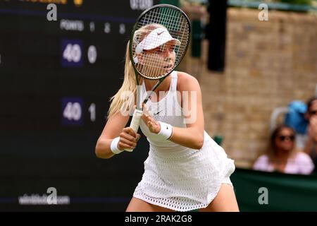 Wimbledon, Royaume-Uni, 04/07/2023, 4th juillet 2023 ; All England Lawn tennis and Croquet Club, Londres, Angleterre : tournoi de tennis de Wimbledon ; Katie Boulter organise son match avec Daria Saville Credit: Action plus Sports Images/Alay Live News Banque D'Images