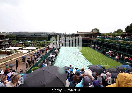 Wimbledon, Royaume-Uni, 04/07/2023, 4th juillet 2023 ; All England Lawn tennis and Croquet Club, Londres, Angleterre : tournoi de tennis de Wimbledon ; les couvertures de pluie sont tirées sur le court 18 comme arrêts de pluie jouer crédit : action plus Sports Images/Alamy Live News Banque D'Images