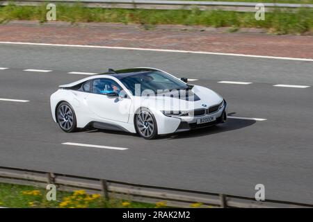 2017 blanc BMW I8 PHEV Auto Start/Stop White car coupé hybride électrique 1499 cc BMW I8 se déplaçant à vitesse sur l'autoroute M6 dans le Grand Manchester, Royaume-Uni Banque D'Images