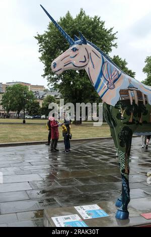 Bristol, Royaume-Uni. 4th juillet 2023. La dernière piste artistique de Bristol présente des monocornes. Des créatures mythiques décorées par des artistes locaux pour célébrer les villes les célébrations de l'anniversaire de 650th ont fait leur apparition autour de la ville. Ils formeront un sentier touristique pendant l'été jusqu'à ce qu'ils soient mis aux enchères pour Leukemia Care en septembre. En dehors de la cathédrale de Bristol est ambition de Bristol par Emma Elena Mihai parrainé par le LDC. Crédit : JMF News/Alay Live News Banque D'Images