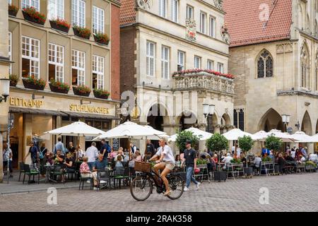 Restaurant Stuhlmacher sur le marché de Prinzipal, à droite du bâtiment Stadtweinhaus, Muenster, Rhénanie-du-Nord-Westphalie, Allemagne. Gasthaus Stuhlma Banque D'Images