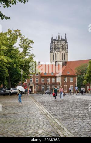 Vicariat général épiscopal sur la place Domplatz, derrière elle l'église Liebfrauen-Ueberwasser, Muenster, Rhénanie-du-Nord-Westphalie, Allemagne. Bischoefliches Banque D'Images