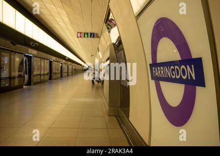 Londres - juin 2023 : logo de la station de métro Farringdon Elizabeth Line sur le quai. Banque D'Images