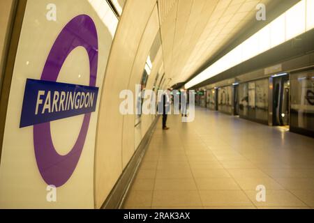 Londres - juin 2023 : logo de la station de métro Farringdon Elizabeth Line sur le quai. Banque D'Images