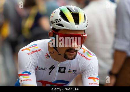 Bilbao, Espagne - 1 juillet 2023 : le cycliste MATHIEU BURGAUDEAU, de l'équipe TOTALENERGIES, à la présentation du Tour de France dans le premier stag Banque D'Images