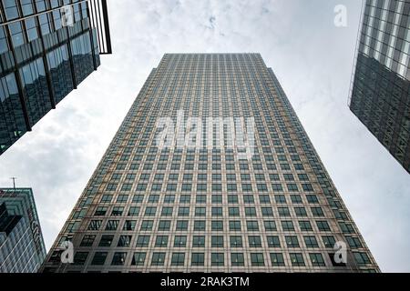 Londres - juin 2023 : vue vers le haut du One Canada Square, des gratte-ciel de Canary Wharf dans le grand centre financier de Londres Banque D'Images