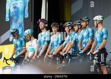 Bilbao, Espagne - 1 juillet 2023 : Présentation de l'ÉQUIPE ASTANA QAZAQSTAN dans la première étape du Tour 2023 avec départ et arrivée à Bilbao, Banque D'Images