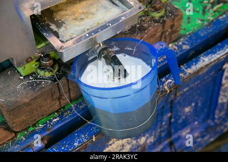 Jus de canne à sucre fabriqué avec une machine dans un marché de rue au Pérou Banque D'Images