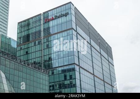 Londres - juin 2023 : logo extérieur de Fitch Ratings à Canary Wharf, l'une des « trois grandes » agences de notation de crédit. Banque D'Images