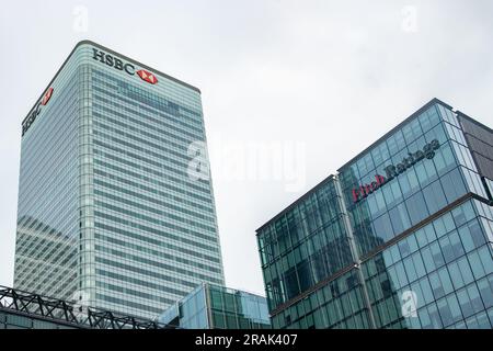 Londres - juin 2023 : bâtiments HSBC et Fitch Ratings dans le centre financier de Canary Wharf. Banque D'Images