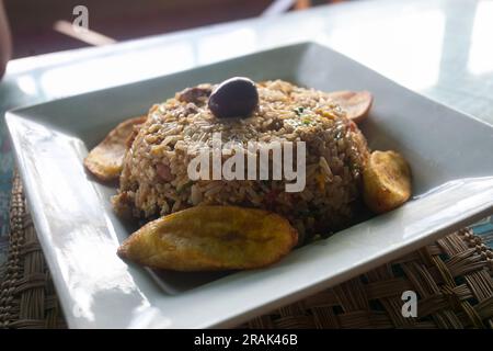 Arroz Charapa est une variante du riz traditionnel péruvien chaufa, mais au lieu du poulet pané, il comprend du porc séché et du ​​bacon tranché. Banque D'Images