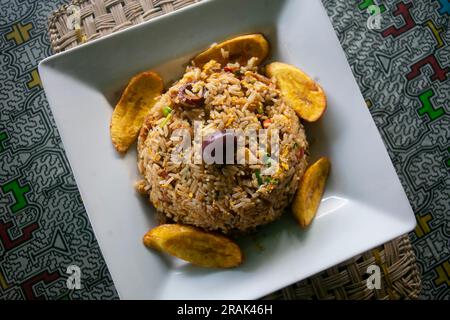 Arroz Charapa est une variante du riz traditionnel péruvien chaufa, mais au lieu du poulet pané, il comprend du porc séché et du ​​bacon tranché. Banque D'Images