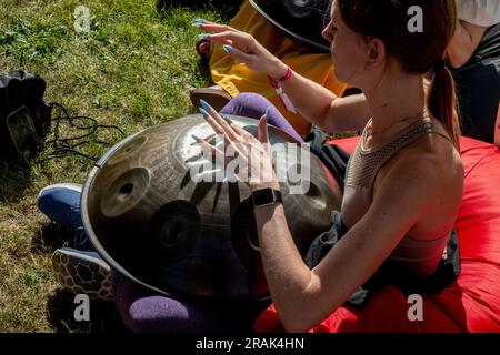 Moscou, Russie. 2 juillet 2023. Une femme apprend à jouer du tambour dans un parc à Moscou, en Russie Banque D'Images