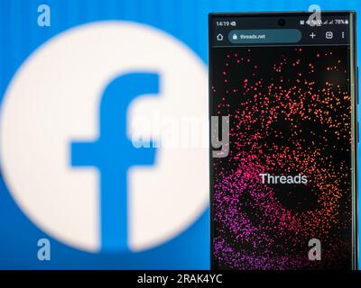 Bucarest, Roumanie - 4 juillet 2023 : le site de l'application threads est disponible en ligne. La nouvelle application de Meta Platforms est un concurrent de Twitter. Banque D'Images