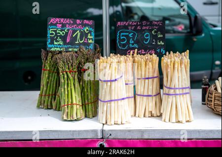 Un étal d'asperges sur un marché de Chinon Loire Valley, France avec des asperges à vendre. Banque D'Images