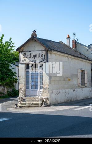 Le magasin d'antiquités Antiquite à Montsoreau Val de Loire France. Banque D'Images