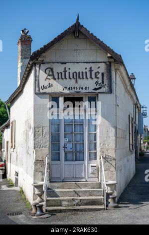 Le magasin d'antiquités Antiquite à Montsoreau Val de Loire France. Banque D'Images