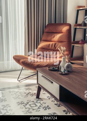 Vases décoratifs en pierre de lave avec fleurs sèches et cristaux de guérison sur la table dans le salon Banque D'Images