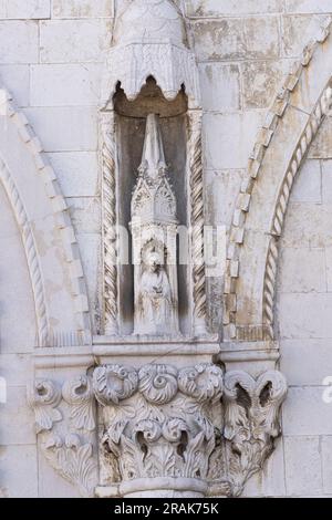 Koper, Slovénie. 2 juillet 2023. Détail des décorations sur la façade de la cathédrale de l'Assunta et de San Nazario dans le centre-ville Banque D'Images