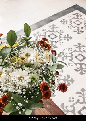 Bouquet de chrysanthèmes de différentes couleurs dans un vase à l'intérieur du salon en gros plan Banque D'Images