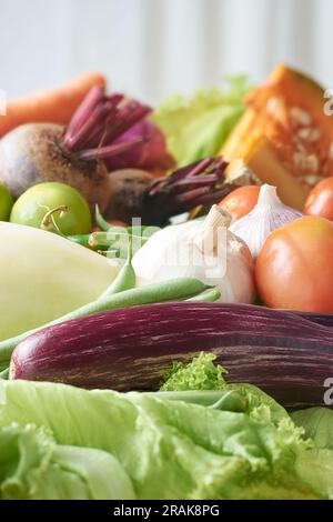 divers légumes sains, nourriture végétarienne prise en vue sélective avec l'espace de copie, concept de saine alimentation Banque D'Images