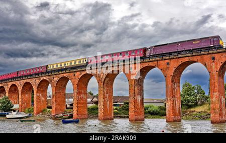 Volant Scotsman Steam train 60103 traversant le Viaduc Ferryden Montrose Basin Scotland quatre derniers wagons de train et un moteur diesel Banque D'Images