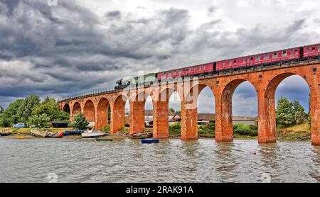 Train à vapeur Scotsman volant 60103 traversant le viaduc Ferryden Montrose Basin Scotland qui comprend 17 grandes arches semi-circulaires en brique rouge Banque D'Images