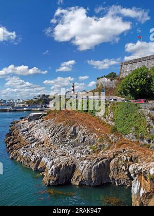 Royaume-Uni, Devon, Plymouth, la Hoe, côte près de la Citadelle Royale avec Smeatons Tower au loin. Banque D'Images