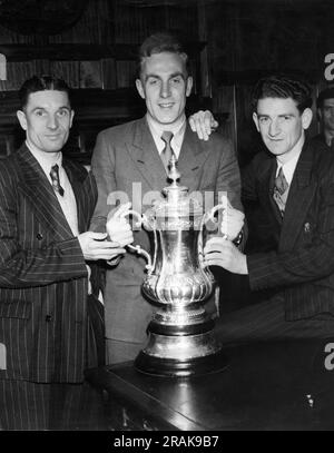 Wolverhampton Wanderers footballeur Johnny Hancocks, Billy Wright et Roy Pritchard avec la coupe FA en 1949 Banque D'Images