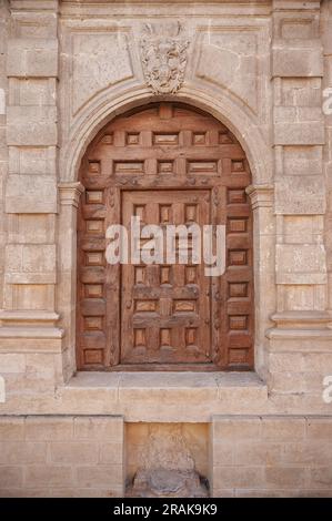 Petite porte en bois sur la façade de la cathédrale de Burgos ; Burgos, Espagne Banque D'Images