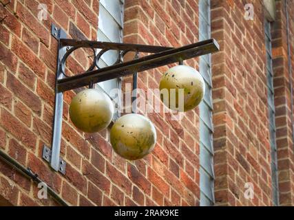 Signe traditionnel en métal sur gage avec le symbole de trois sphères d'or suspendues à Un bar, Kings Lynn, Angleterre Royaume-Uni Banque D'Images