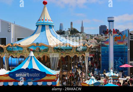 Transamerica Pyramid Salesforce Tower Coit Memorial Tower Pier 39 Fisherman's Wharf avec des attractions foraines Embarcadero San Francisco Californie États-Unis Banque D'Images