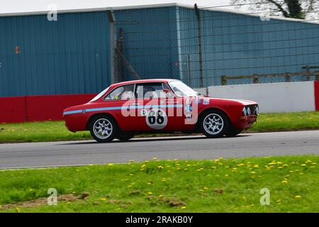 Jon Wagstaff, Paul Wallis, Alfa Romeo 2000 GTV, série de trophées Gerry Marshall de DRHC, plus de 30 voitures sur la grille pour une course de quarante-cinq minutes à deux pilotes Banque D'Images