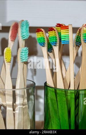 Brosses à dents écologiques en bambou avec poils en plastique recyclé de différentes couleurs Banque D'Images
