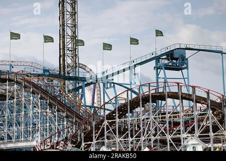 Un parc d'attractions vide et déserté de Gršna Lund à Stockholm, en Suède, est toujours fermé après le tragique accident de la semaine dernière, lorsqu'une femme est décédée et que neuf personnes ont été blessées sur les montagnes russes Jetline. Banque D'Images