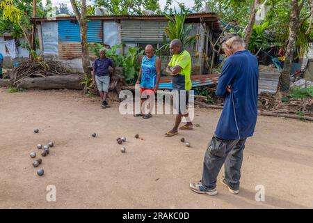 Port Vila, Vanuatu - 23 juin 2023 : hommes jouant à la pétanque boules boules boules boules boules sur un plancher de poussière à Port Vila Banque D'Images
